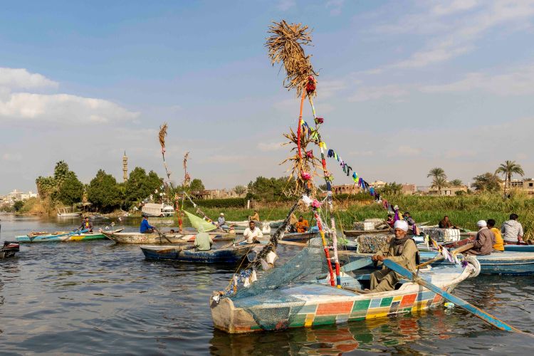 عادات وممارسات عفا عليها زمني