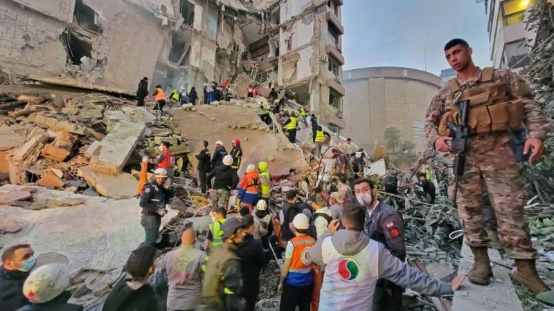 مشهد من مسرحية تُكتب هذه الأثناء…